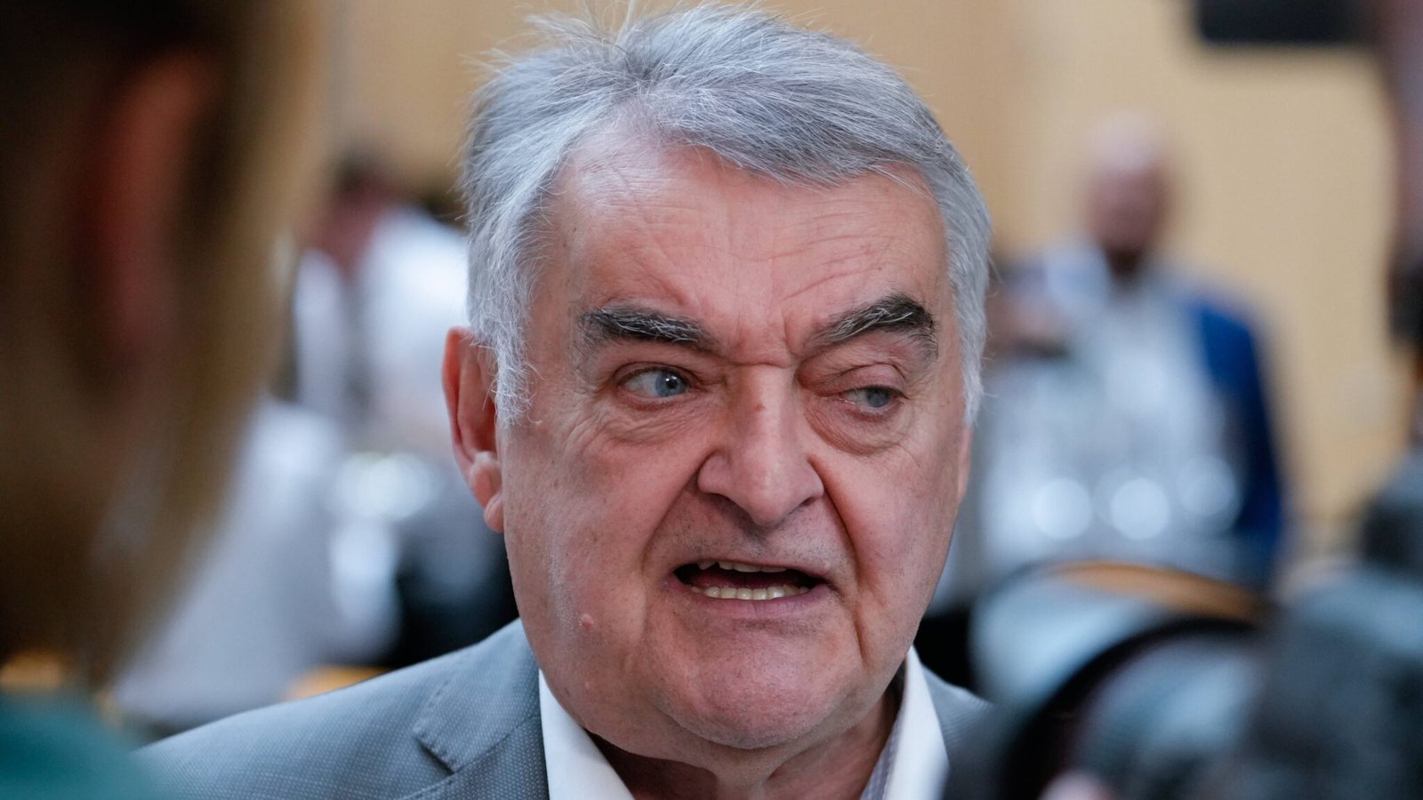 was hat reul am auge